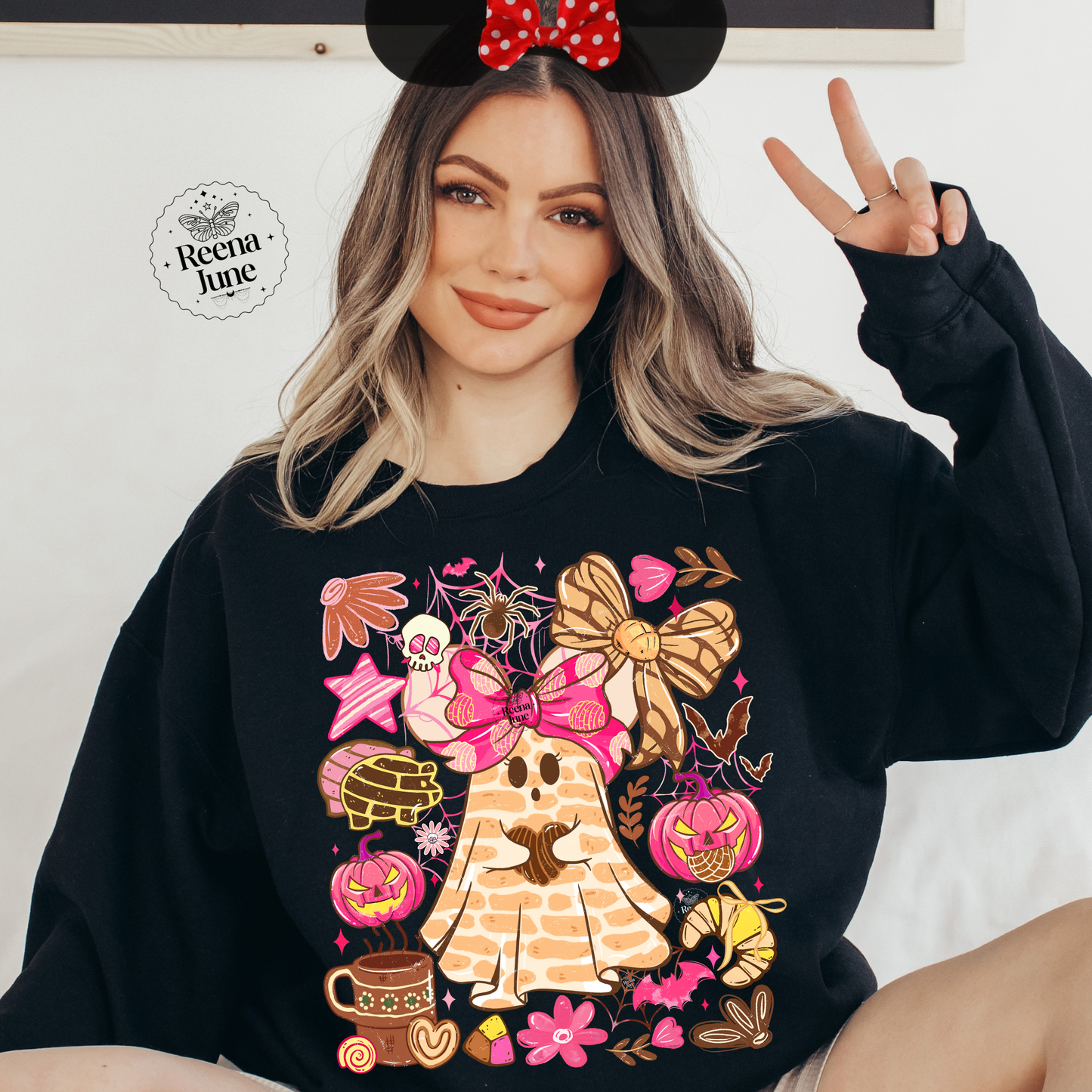 Cute Pink Halloween Ghost Sweatshirt – Girly Fall Aesthetic, Minnie Ears, Pumpkin & Candy Design, Cozy Spooky Season Pullover for Women, Pantasma Spanish Shirt