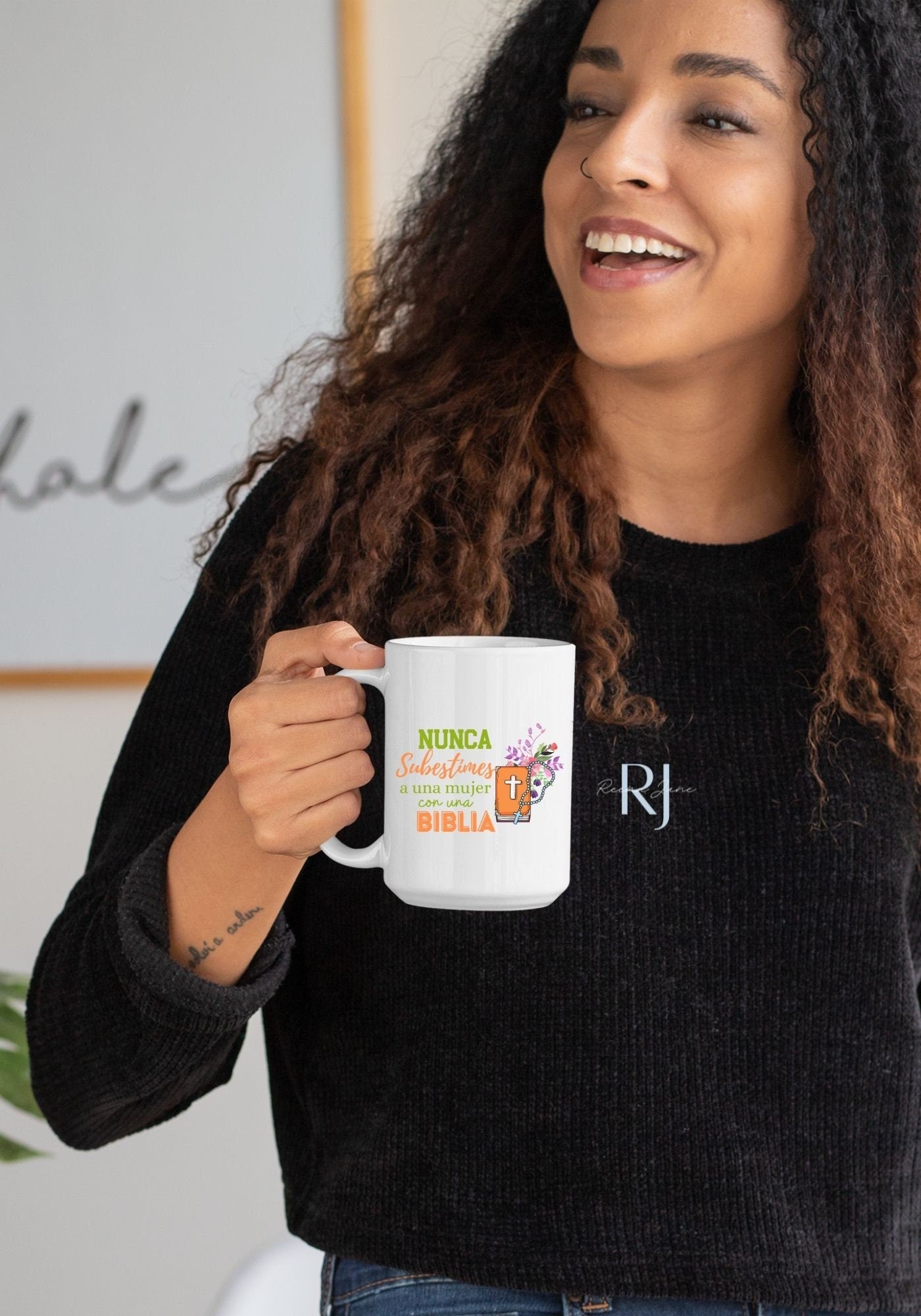 Nunca Subistimes A Una Mujer con Biblia Mug
