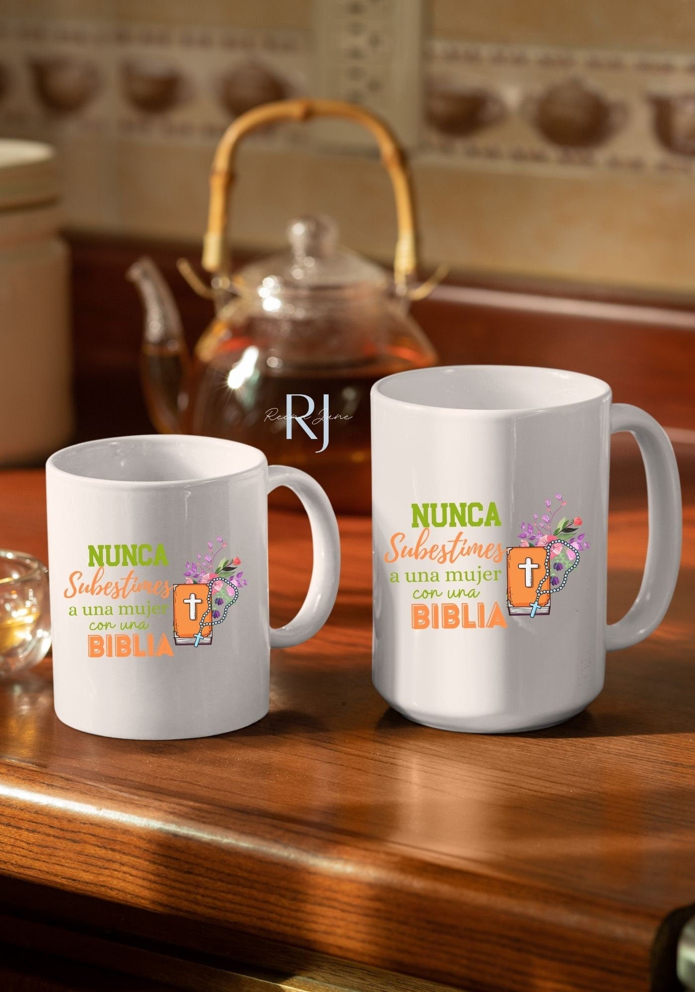 Nunca Subistimes A Una Mujer con Biblia Mug
