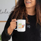 Nunca Subistimes A Una Mujer con Biblia Mug