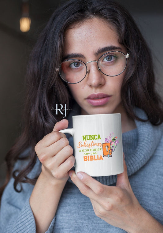 Nunca Subistimes A Una Mujer con Biblia Mug